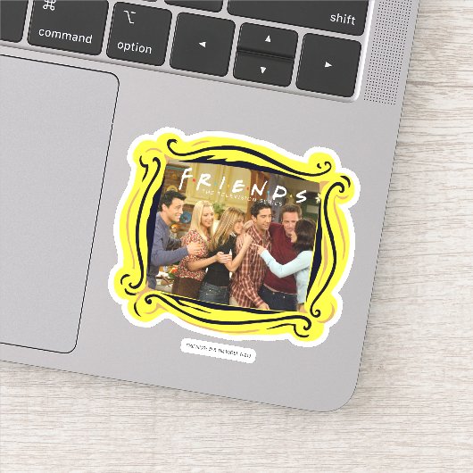 FRIENDS™ | Cast Thanksgiving Groepsknuffel Sticker (Detail)