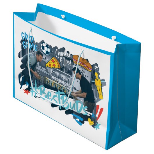 FRIENDS™ | Chandler & Joey - Beste knoppen Groot Cadeauzakje (Voorkant Gekanteld)