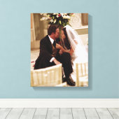 FRIENDS™ | Chandler & Monica Getrouwd Canvas Afdruk (Insitu (Houten vloer))