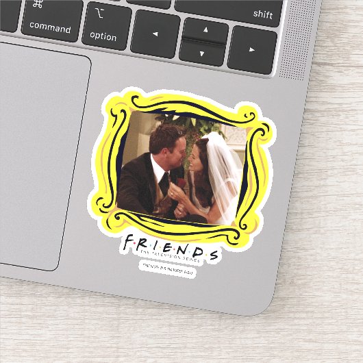 FRIENDS™ | Chandler & Monica Getrouwd Sticker (Detail)