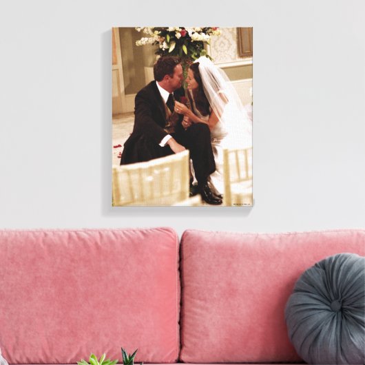 FRIENDS™ | Chandler & Monica Married Canvas Afdruk (Insitu (Woonkamer))