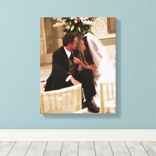 FRIENDS™ | Chandler & Monica Married Canvas Afdruk (Insitu (Houten vloer))