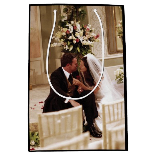 FRIENDS™ | Chandler & Monica Married Medium Cadeauzakje (Voorkant)
