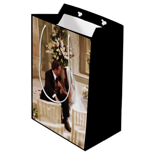FRIENDS™ | Chandler & Monica Married Medium Cadeauzakje (Achterkant Gekanteld)