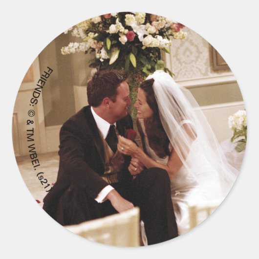 FRIENDS™ | Chandler & Monica Married Ronde Sticker (Voorkant)