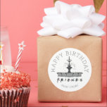 FRIENDS™-fontein | Happy Birthday Gift Ronde Sticker<br><div class="desc">Vier je verjaardag in de stijl van ECHTE VRIENDEN met deze heerlijke 'FRIENDS™ Fountain Happy Birthday Gift Classic Round Sticker'. Deze sticker is ontworpen om de nostalgische essentie van het geliefde tv-show vast te leggen en voegt een grillige toets toe aan uw feest.Deze klassieke ronde sticker heeft een speels ontwerp...</div>