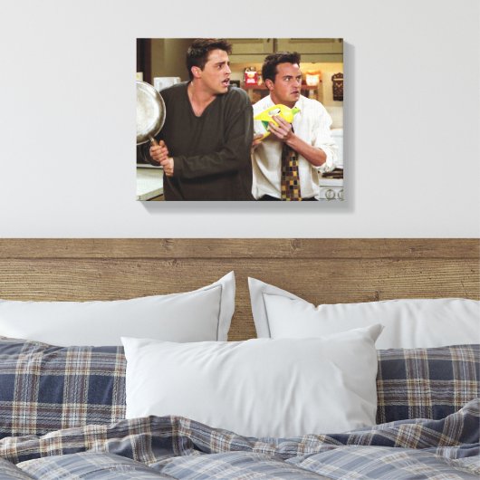 FRIENDS™ | Joey & Chandler Scared Canvas Afdruk (Insitu (Slaapkamer))
