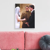 FRIENDS™ | Joey Marries Monica & Chandler Canvas Afdruk (Insitu (Woonkamer))
