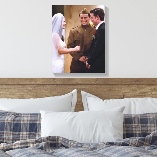 FRIENDS™ | Joey Marries Monica & Chandler Canvas Afdruk (Insitu (Slaapkamer))