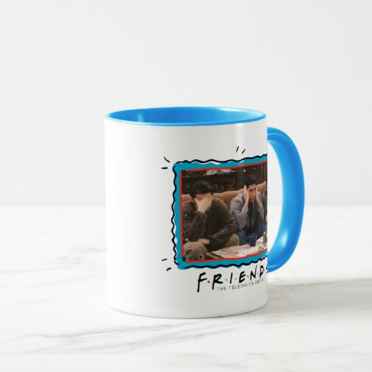 FRIENDS™ | Joey, Ross en Chandler op de Couch Mok (Voorkant rechts)