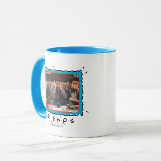 FRIENDS™ | Joey, Ross en Chandler op de Couch Mok (Voorkant links)