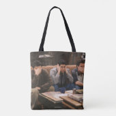 FRIENDS™ | Joey, Ross en Chandler op de Couch Tote Bag (Achterkant)