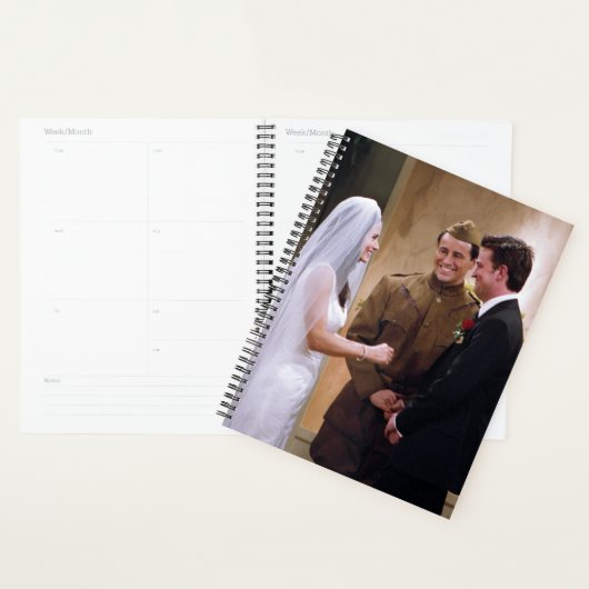 FRIENDS™ | Joey trouwt met Monica & Chandler Planner (Display)
