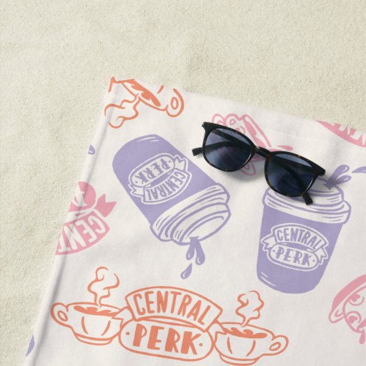FRIENDS™ | Pastel Central Perk Pattern Strandlaken (In situ)