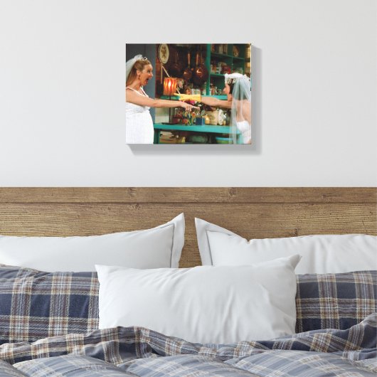 FRIENDS™ | Phoebe en Monica in Weddenschappen Canvas Afdruk (Insitu (Slaapkamer))