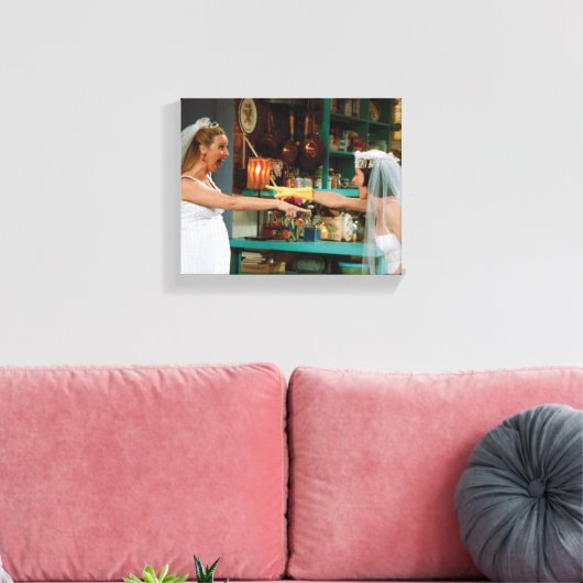FRIENDS™ | Phoebe en Monica in Weddenschappen Canvas Afdruk (Insitu (Woonkamer))