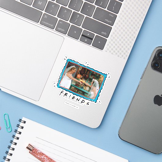 FRIENDS™ | Phoebe en Monica in Weddenschappen Sticker (Laptop met iPhone)