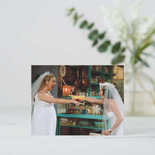 FRIENDS™ | Phoebe en Monica in Weddenschappen Uitnodiging Briefkaart (Staand voorkant)