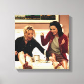 FRIENDS™ | Phoebe en Monica Waxing Legs Canvas Afdruk (Voorkant)