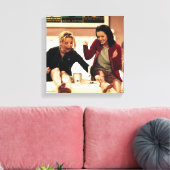 FRIENDS™ | Phoebe en Monica Waxing Legs Canvas Afdruk (Insitu (Woonkamer))