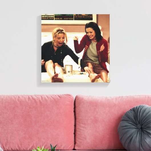 FRIENDS™ | Phoebe en Monica Waxing Legs Canvas Afdruk (Insitu (Woonkamer))