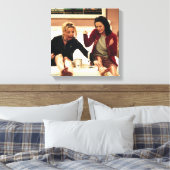 FRIENDS™ | Phoebe en Monica Waxing Legs Canvas Afdruk (Insitu (Slaapkamer))