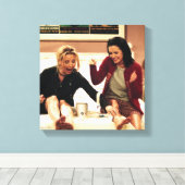 FRIENDS™ | Phoebe en Monica Waxing Legs Canvas Afdruk (Insitu (Houten vloer))