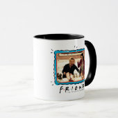 FRIENDS™ | Phoebe en Monica Waxing Legs Mok (Voorkant rechts)