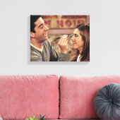 FRIENDS™ | Ross doet Rachel's Makeup Canvas Afdruk (Insitu (Woonkamer))