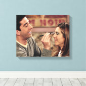 FRIENDS™ | Ross doet Rachel's Makeup Canvas Afdruk (Insitu (Houten vloer))