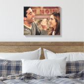 FRIENDS™ | Ross doet Rachel's Makeup Canvas Afdruk (Insitu (Slaapkamer))