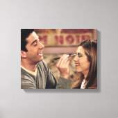 FRIENDS™ | Ross doet Rachel's Makeup Canvas Afdruk (Voorkant)