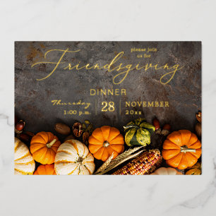 Friendsgiving-dinerpompoenen Folie Uitnodiging