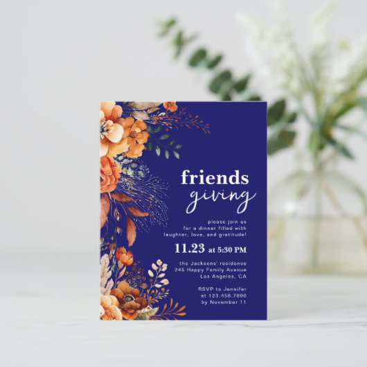 Friendsgiving dinner invitation autumnal floral briefkaart (Staand voorkant)