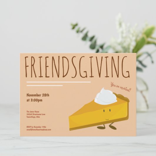 Friendsgiving Smiling Pumpkin Pie Slice Holiday Kaart (Staand voorkant)