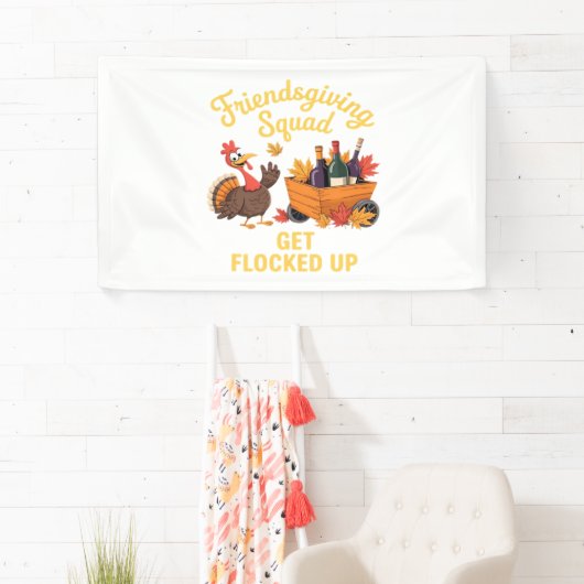 Friendsgiving Squad krijgt oversized T-Shi opgeslo Spandoek (Insitu)