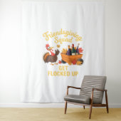 Friendsgiving Squad krijgt oversized T-Shi opgeslo Wandkleed (In situ)