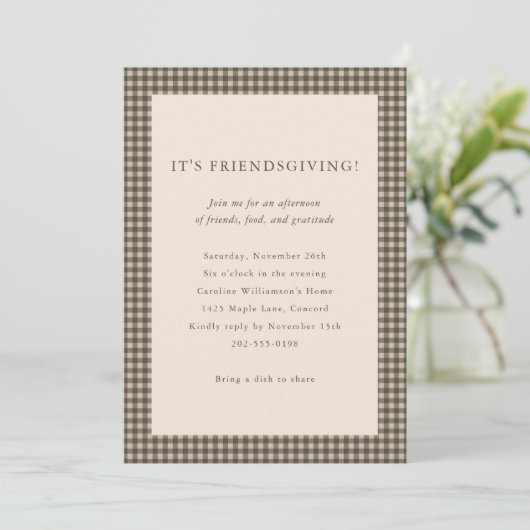 Friendsgiving Taupe Gingham Eetfest Invite Kaart (Staand voorkant)