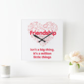 "Friendship is a million things" cute quote clock Vierkante Klok (Huis)