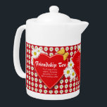 Friendship Tea Recipe Teapots Theepot<br><div class="desc">Een kleine theepot bedekt met heldere witte maisen, rode harten en gouden vlinders, speciaal om Friendship Tea te maken voor een aangenaam en zinvol geschenk. Inclusief het recept voor vriendschapsthee en een speciaal denken aan je vers. Alle tekst kan in de verstrekte sjabloon worden gepersonaliseerd. Als je je eigen speciale...</div>