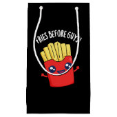 Fries Before Guys Funny Fries Pun Dark BG Klein Cadeauzakje (Voorkant)