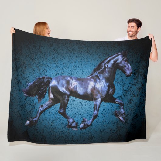 Friese paard, zwarte hengst draven, blauw fleece deken (In situ)