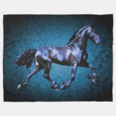 Friese paard, zwarte hengst draven, blauw fleece deken (Voorkant (Horizontaal))