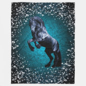 Friese paard, zwarte hengst, sneeuw, blauw fleece deken (Voorkant)