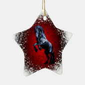 Friese paard, zwarte hengst, sneeuw, rood graniet keramisch ornament (Rechts)