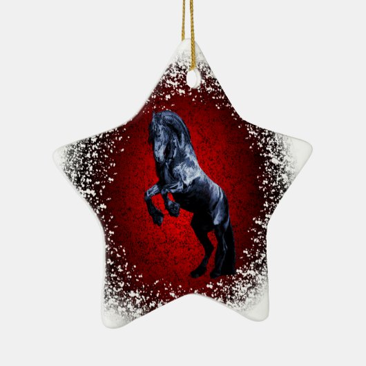 Friese paard, zwarte hengst, sneeuw, rood graniet keramisch ornament (Rechts)