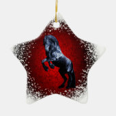 Friese paard, zwarte hengst, sneeuw, rood graniet keramisch ornament (Voorkant)