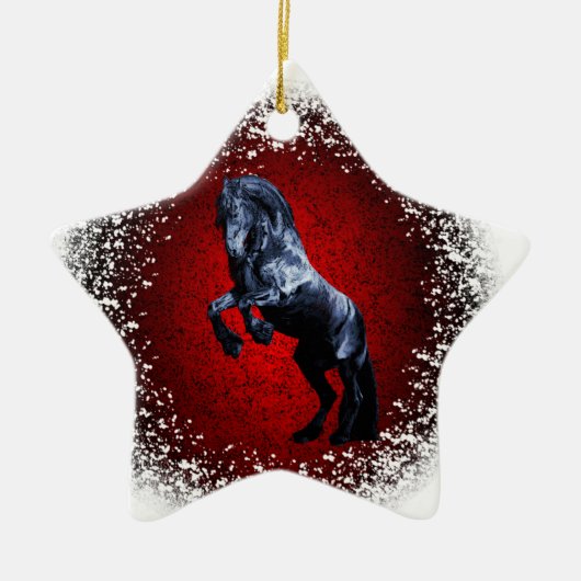 Friese paard, zwarte hengst, sneeuw, rood graniet keramisch ornament (Voorkant)