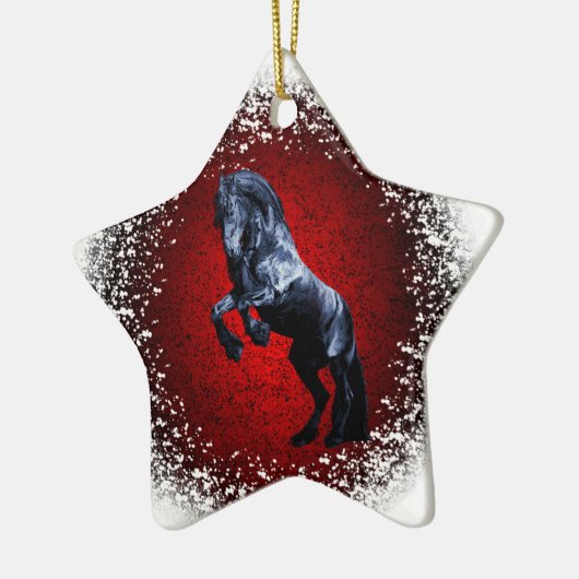 Friese paard, zwarte hengst, sneeuw, rood graniet keramisch ornament (Links)