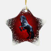 Friese paard, zwarte hengst, sneeuw, rood graniet keramisch ornament (Achterkant)